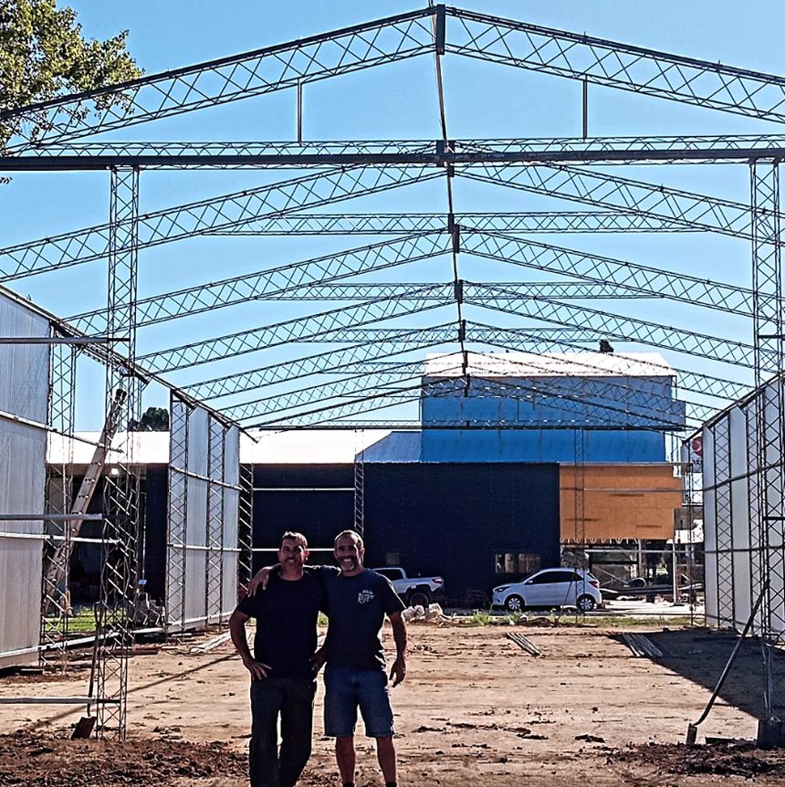 Equipo de Nord en el galpón nuevo, en construcción