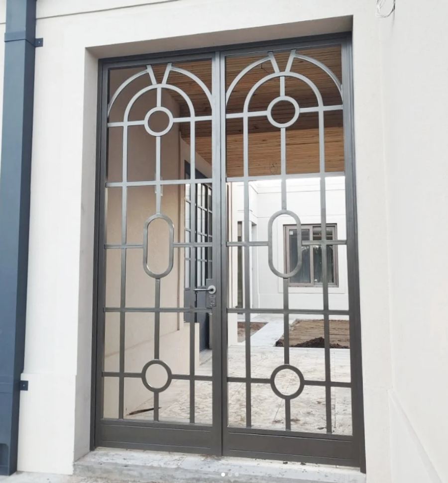 Puerta de hierro y vidrio instalada